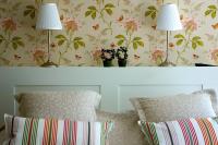 a bedroom with two lamps and two pillows at Tiendegaarden Møns Klint in Borre