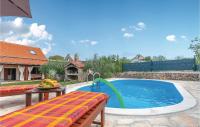 Bazen v nastanitvi oz. blizu nastanitve Lovely Home In Oklaj With Outdoor Swimming Pool