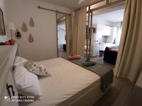 Posteľ alebo postele v izbe v ubytovaní Cozy Suite Siviri