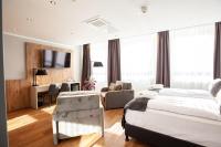 1 dormitorio con 2 camas y escritorio con ordenador en DORMERO Hotel Bremen, en Bremen