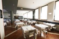 Reštaurácia alebo iné gastronomické zariadenie v ubytovaní Hotel Roma