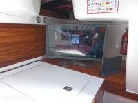 TV a/nebo společenská místnost v ubytování Spacious and cozy caribbean boat in Barcelona with tour option