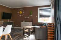 Televízia a/alebo spoločenská miestnosť v ubytovaní Apartament u Hippków