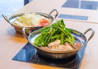 zwei Schüsseln mit Essen auf einem Tablett auf einem Tisch in der Unterkunft APA Hotel & Resort Hakata Ekihigashi in Fukuoka