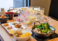 ein Tisch mit vielen verschiedenen Arten von Essen darauf in der Unterkunft APA Hotel & Resort Hakata Ekihigashi in Fukuoka