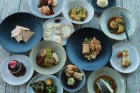 un grupo de platos de comida sobre una mesa en The Charles, en Wagga Wagga