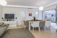 TV a/nebo společenská místnost v ubytování Villa White Rose with private pool