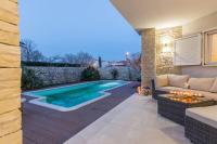 Bazén v ubytování Villa White Rose with private pool nebo v jeho okolí
