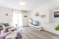 Televízia a/alebo spoločenská miestnosť v ubytovaní Apartman Miami Podstrana