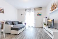 Televízia a/alebo spoločenská miestnosť v ubytovaní Apartman Miami Podstrana