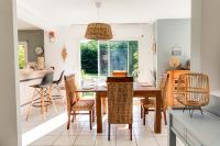 a dining room with a table and chairs at Belle maison pour les amoureux de la mer dans le Finistere in Plomeur
