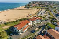 Una vista aérea de un resort y la playa. en Hôtel Miléade La Frégate - Bidart, en Bidart