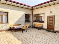 Chinara Guest House Airportにあるバルコニーまたはテラス