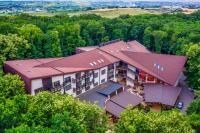 una vista aérea de un edificio en el bosque en Rediu Hotel &amp; Restaurant, en Botoşani