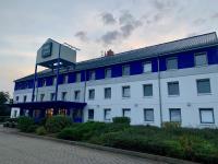 un gran edificio blanco con una torre de reloj en la parte superior en CREO Hotel Dessau, en Dessau