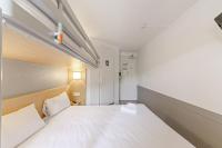 Llit o llits en una habitaci&oacute; de Kyriad Direct Annemasse - Gen&egrave;ve