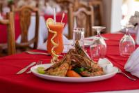 ウロアにあるSunny Palms Beach Bungalowsの食べ物と飲み物を一皿用意したテーブル