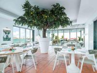 Restaurace v ubytování Th8 Palm Dubai Beach Resort, Vignette Collection by IHG
