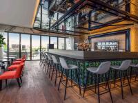 Restaurace v ubytování Th8 Palm Dubai Beach Resort, Vignette Collection by IHG