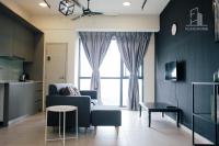 9am-5pm, SAME DAY CHECK IN AND CHECK OUT, Work from Home, Comfy & Quiet Tamarind Suites-Cyberjaya by Flexihome-MY,にあるテレビまたはエンターテインメントセンター