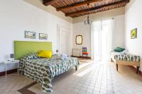 Łóżko lub łóżka w pokoju w obiekcie Lopez 20 a Big Family Apartment by Napoliapartments