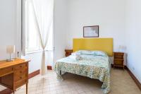 Łóżko lub łóżka w pokoju w obiekcie Lopez 20 a Big Family Apartment by Napoliapartments