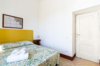 Łóżko lub łóżka w pokoju w obiekcie Lopez 20 a Big Family Apartment by Napoliapartments