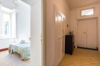 Łóżko lub łóżka w pokoju w obiekcie Lopez 20 a Big Family Apartment by Napoliapartments