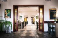 Reštaurácia alebo iné gastronomické zariadenie v ubytovaní Hotel Ach To Tu
