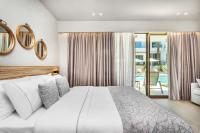 Posteľ alebo postele v izbe v ubytovaní Pefki Deluxe Residences