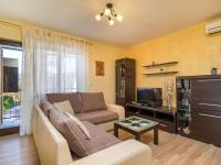 Televízia a/alebo spoločenská miestnosť v ubytovaní Holiday Home Sonja by Interhome