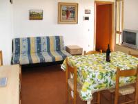 Televízia a/alebo spoločenská miestnosť v ubytovaní Apartment Riviera 4 by Interhome
