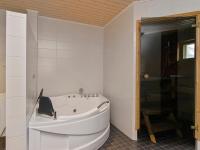 Koupelna v ubytování Holiday Home 4 seasons hymy b by Interhome