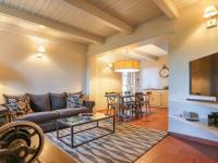 Televízia a/alebo spoločenská miestnosť v ubytovaní Holiday Home Piero by Interhome