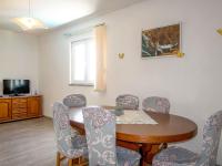 Televízia a/alebo spoločenská miestnosť v ubytovaní Holiday Home Golic by Interhome