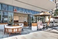 En restaurant eller et andet spisested på Spectacular 3 BR condo with maids room facing the Dubai Eye