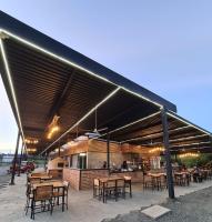 Un restaurante con mesas y sillas bajo techo. en Hotel HACIENDA SAN AGUSTIN, en Marinilla