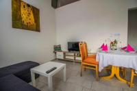 Televízia a/alebo spoločenská miestnosť v ubytovaní Apartments Relax near Opatija