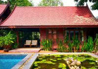 Bazén v ubytování Ruenkanok Thaihouse Resort nebo v jeho okolí