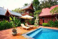 Bazén v ubytování Ruenkanok Thaihouse Resort nebo v jeho okolí