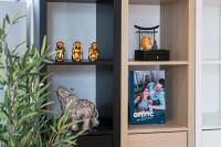 a book shelf with a picture of a couple at ONLOC - St Exupéry -Magnifique appart au calme avec chambre - parking in Pau