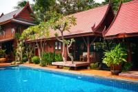Bazén v ubytování Ruenkanok Thaihouse Resort nebo v jeho okolí