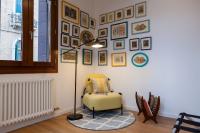 Posedenie v ubytovaní luxurious and quiet apartment in the lively heart of Venice