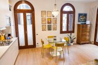 Posedenie v ubytovaní luxurious and quiet apartment in the lively heart of Venice