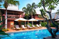 Bazén v ubytování Ruenkanok Thaihouse Resort nebo v jeho okolí