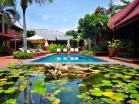 Bazén v ubytování Ruenkanok Thaihouse Resort nebo v jeho okolí