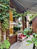un banco sentado frente a una tienda en Hotel Suisse, en Estrasburgo