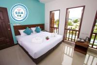 Un dormitorio con una cama con toallas. en BS Airport at Phuket, en Nai Yang Beach