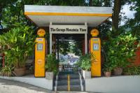 Una estación de donación de naranjas con calabazas. en Memory Karon Resort, en Karon Beach