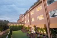 O grădină în afara The Lalita Grand Mathura- Vrindavan